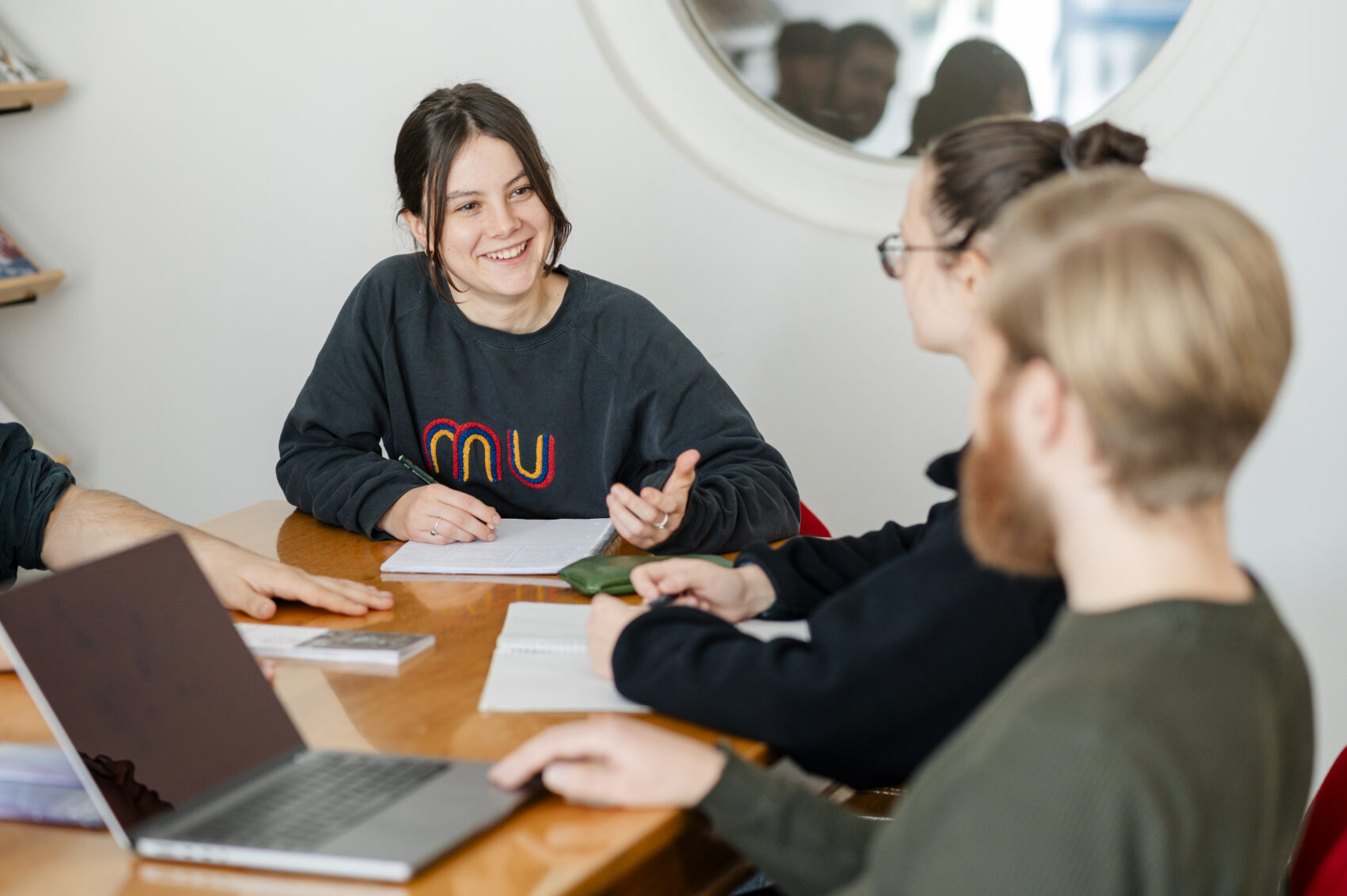 Studierende tauschen sich in einer Arbeitsgruppe aus