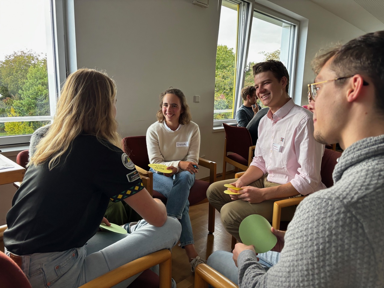 Charlotte Forst und weitere Studierende bei einer Diskussionsrunde des Alfred Delp Studiennetzwerks