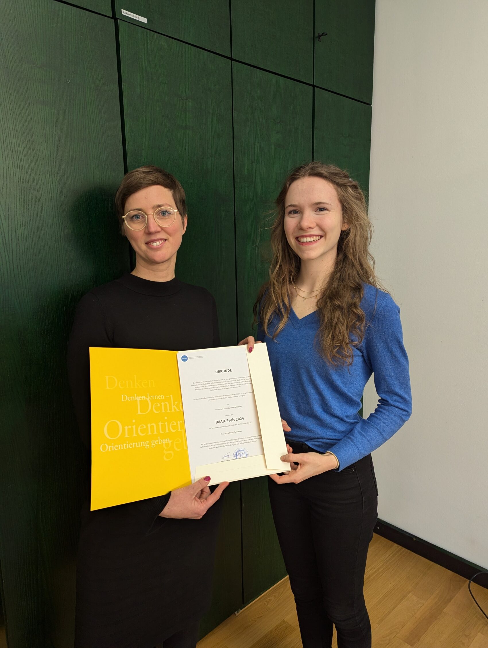 Anna Paradeiser erhält Urkunde des DAAD-Preises 2024